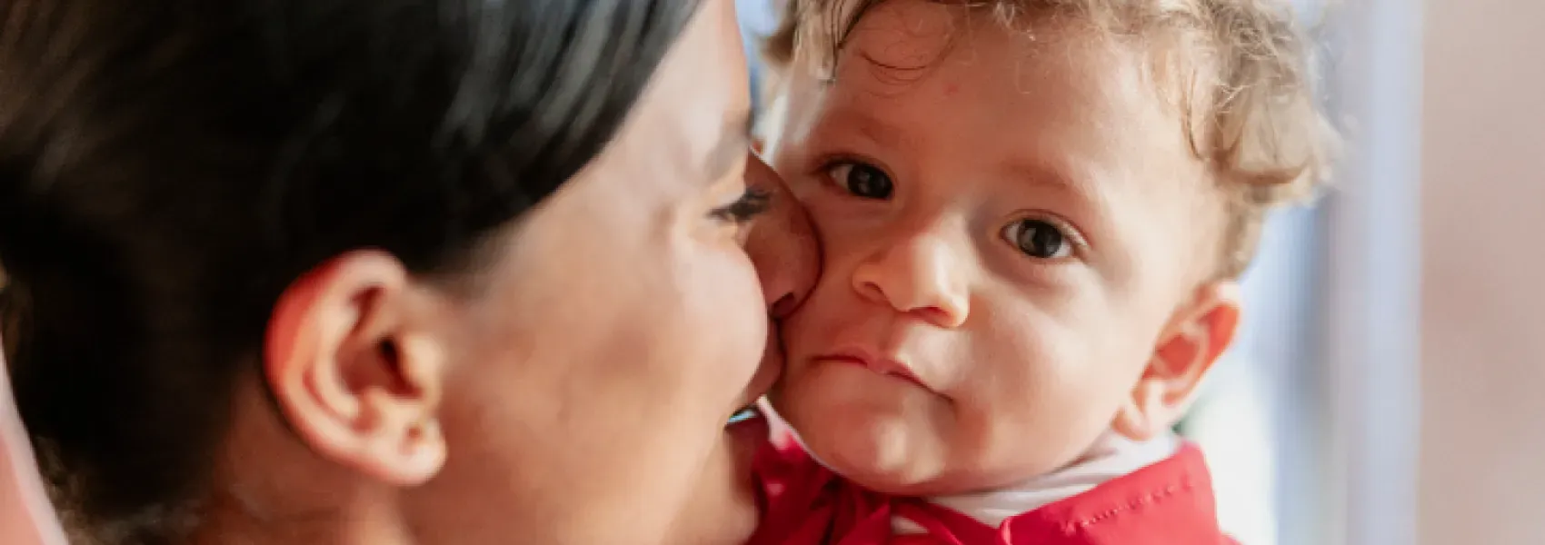 Madre sonriendo junto a su hijo