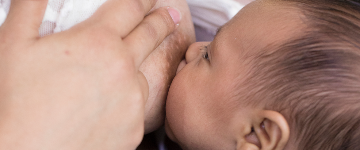 ¿Cómo la leche materna cambia según la edad del bebé?